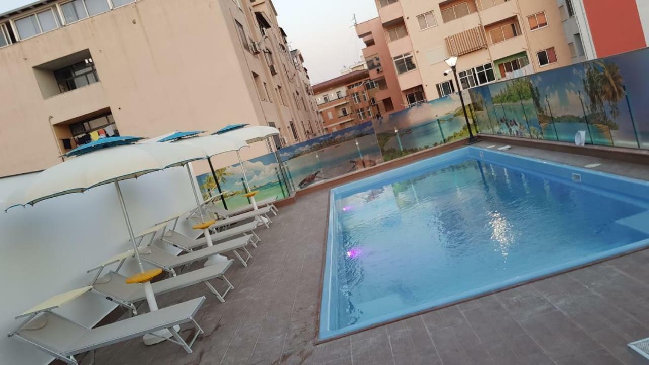 Hotel Antalya - Beach Дуррес Екстер'єр фото